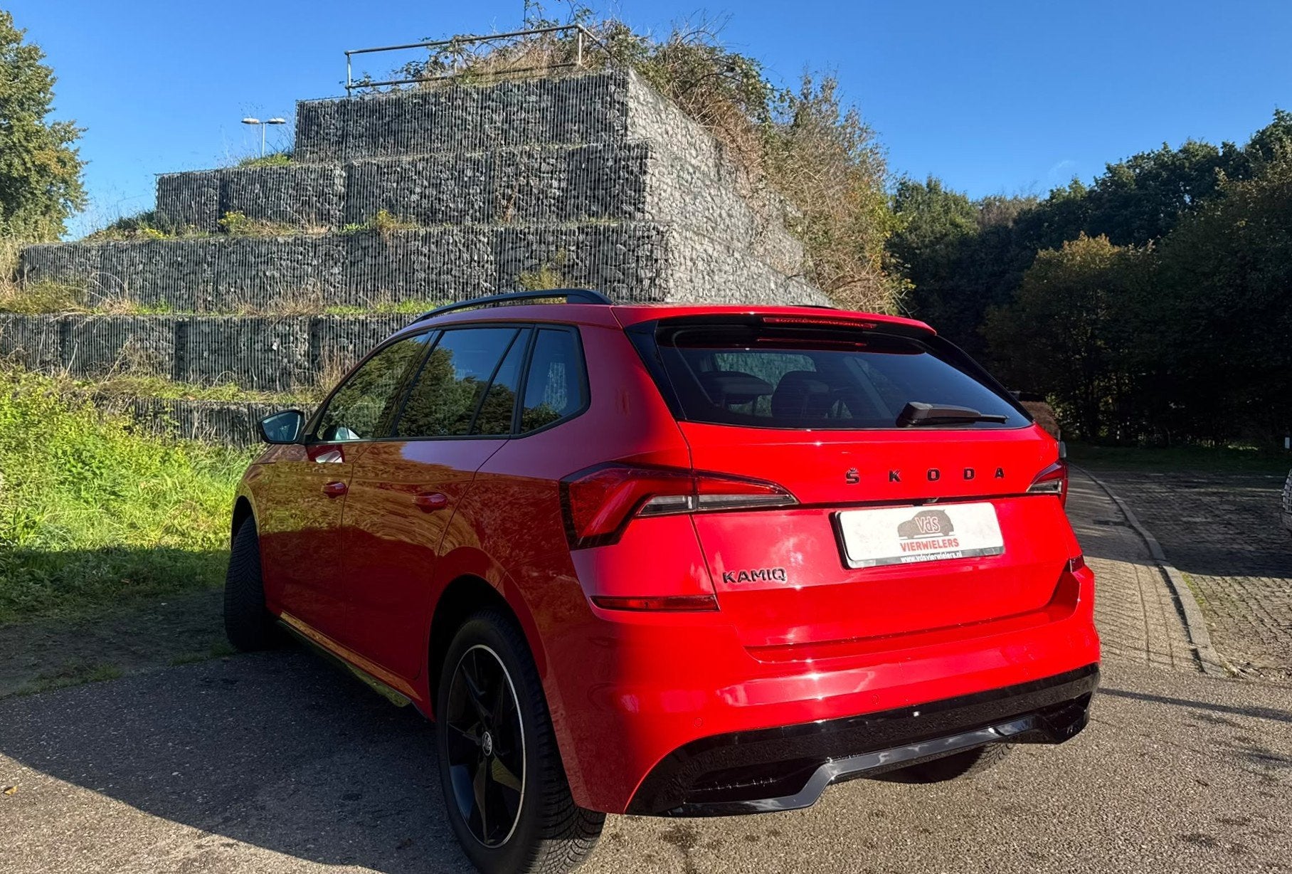 Skoda KAMIQ 1.0 TSI Monte Carlo Pano CarPlay Stoelverw Trekh, Auto's, Dealer onderhouden, Stof, Gebruikt, Euro 6