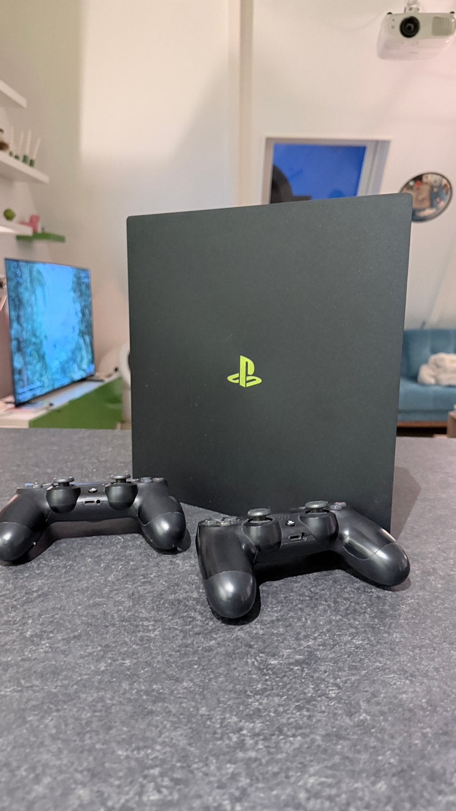 PS4 pro met 2 controllers en kabels - Werkt perfect!, Spelcomputers en Games, Spelcomputers | Sony PlayStation 4, Ophalen of Verzenden