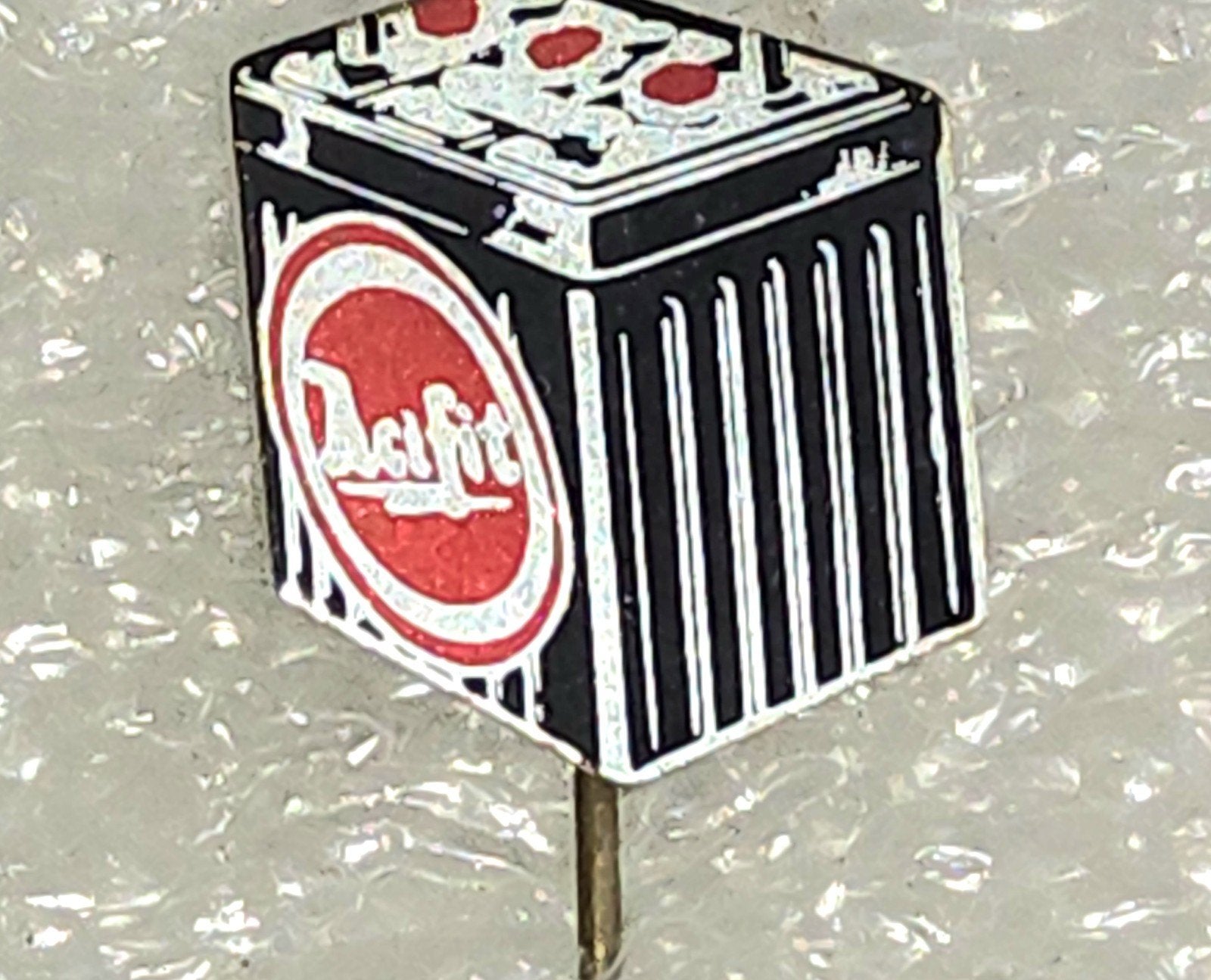 Speldje Acifit Accu - Vintage Reclame, Ophalen of Verzenden, Gebruikt, Overige onderwerpen, Speldje of Pin