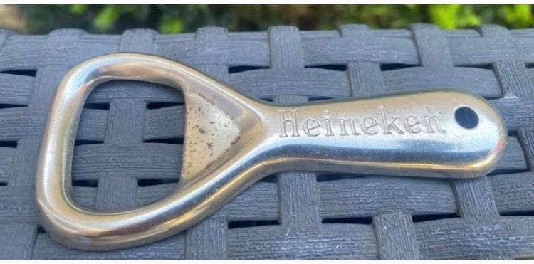 Flesopener van Heineken. Lengte 9,5 cm., Ophalen of Verzenden, Zo goed als nieuw, Gebruiksvoorwerp