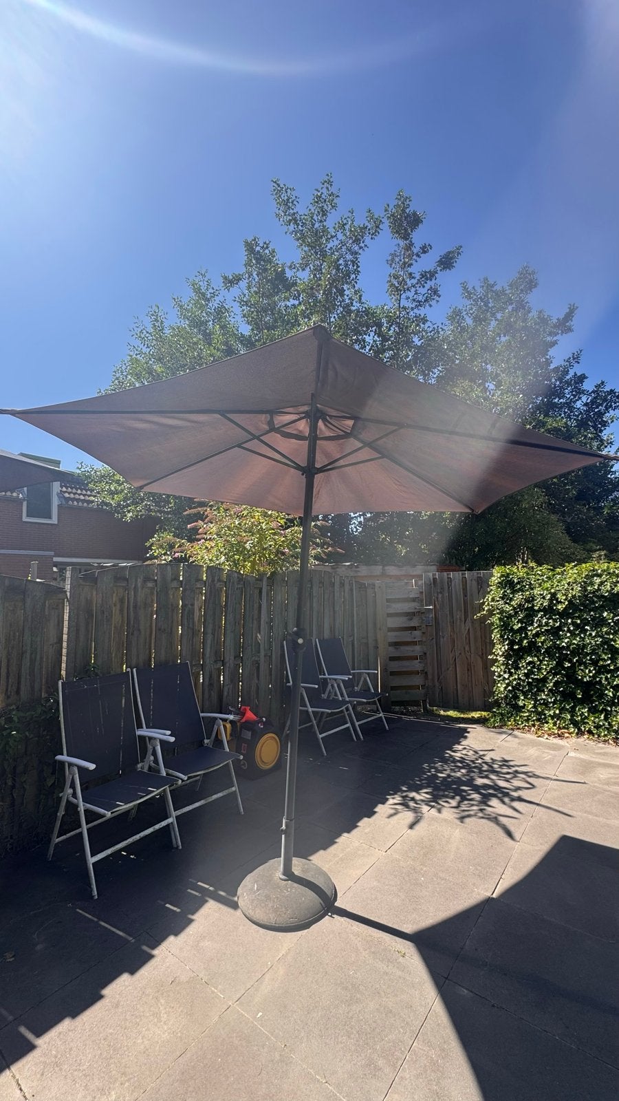Te koop!! Grote parasol inclusief voet!, Tuin en Terras, Gebruikt, Kantelbaar, Zweefparasol, 2 tot 3 meter