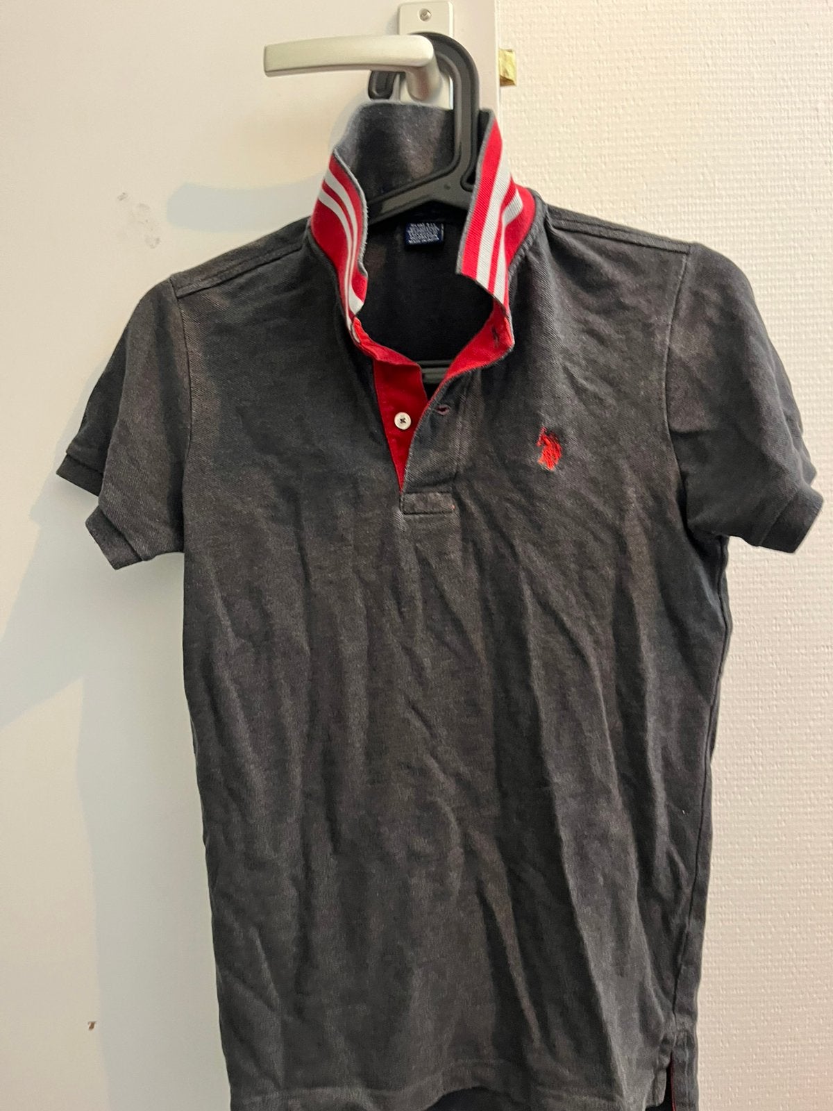 Donkergrijze polo rode details van U.S. Polo Assn., maat S, Ophalen of Verzenden, Zo goed als nieuw, Maat 46 (S) of kleiner, Grijs
