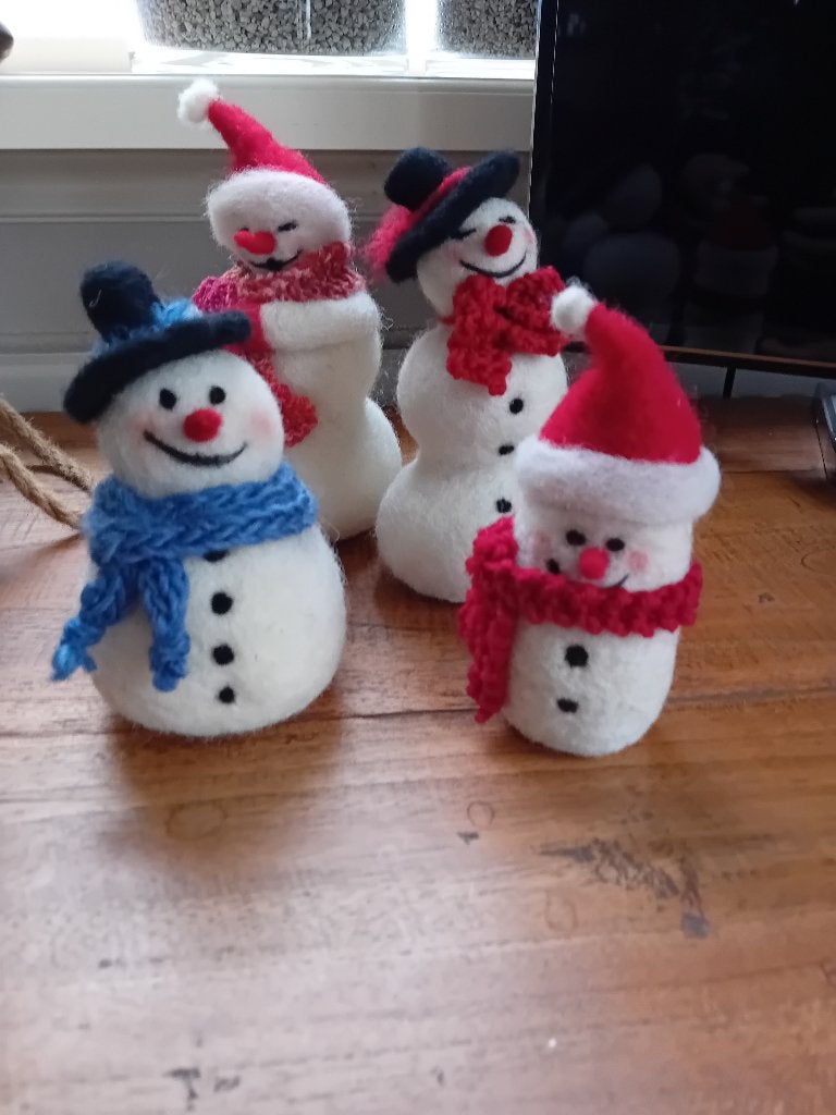 Genaaldvilte sneeuwpopjes, schapenwol, naaldvilten., Hobby en Vrije tijd, Ophalen of Verzenden, Nieuw, Figuurtje(s)
