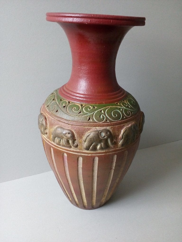Oude terracotta vloervaas met olifanten reliëf. Terrasvaas, Meerkleurig, Ophalen of Verzenden, Steen/keramiek, Geschikt voor buiten