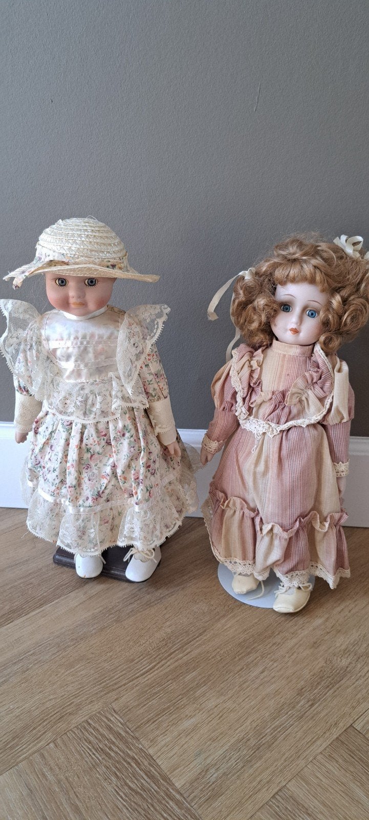 Twee porseleinen poppen (ca. 40 jaar oud) met standaard, Verzamelen, Ophalen, Gebruikt, Pop