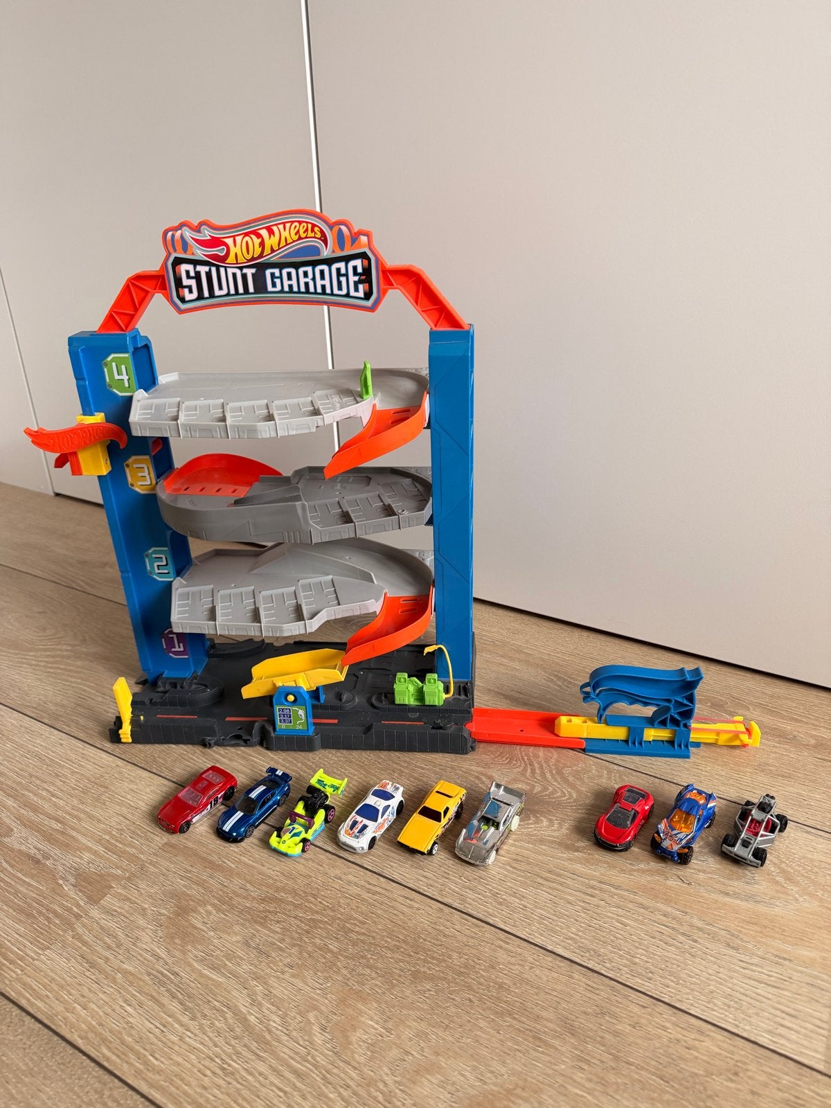 Hot Wheels Stunt Garage met 8 auto's, Ophalen, Zo goed als nieuw