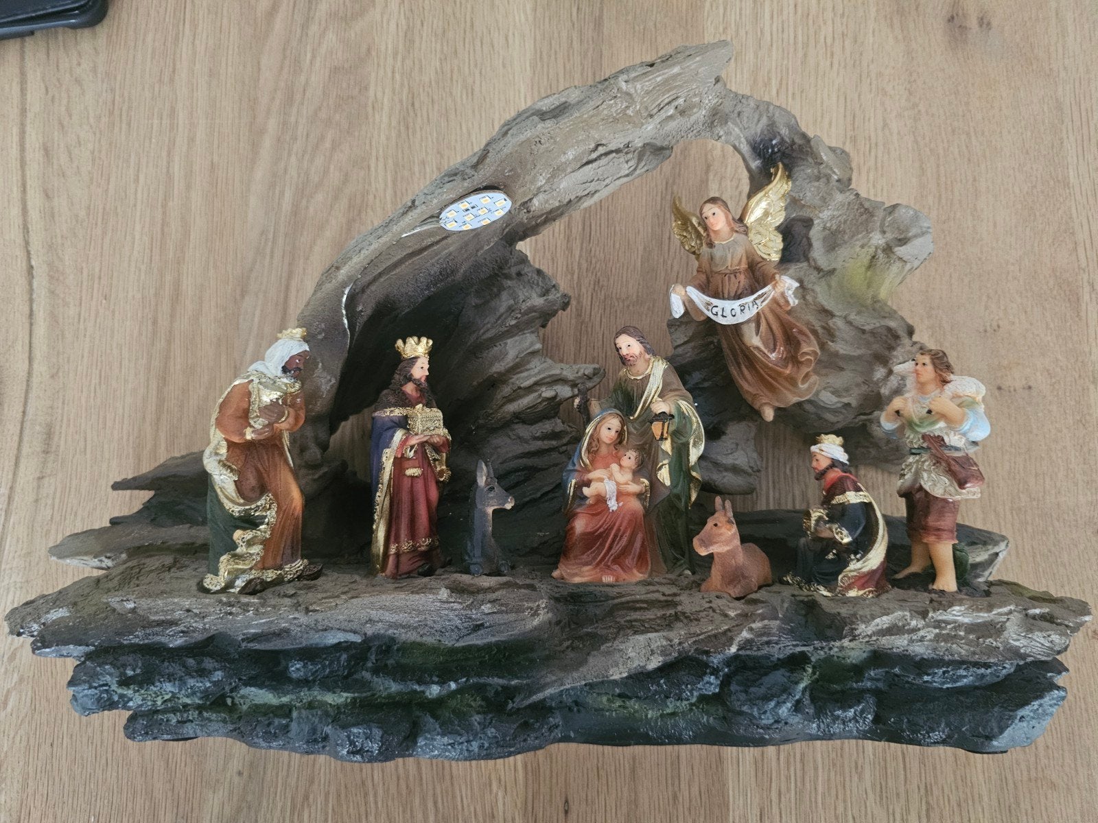 kerststal gemaakt van polyrisin 8 figuren., Diversen, Ophalen of Verzenden, Zo goed als nieuw