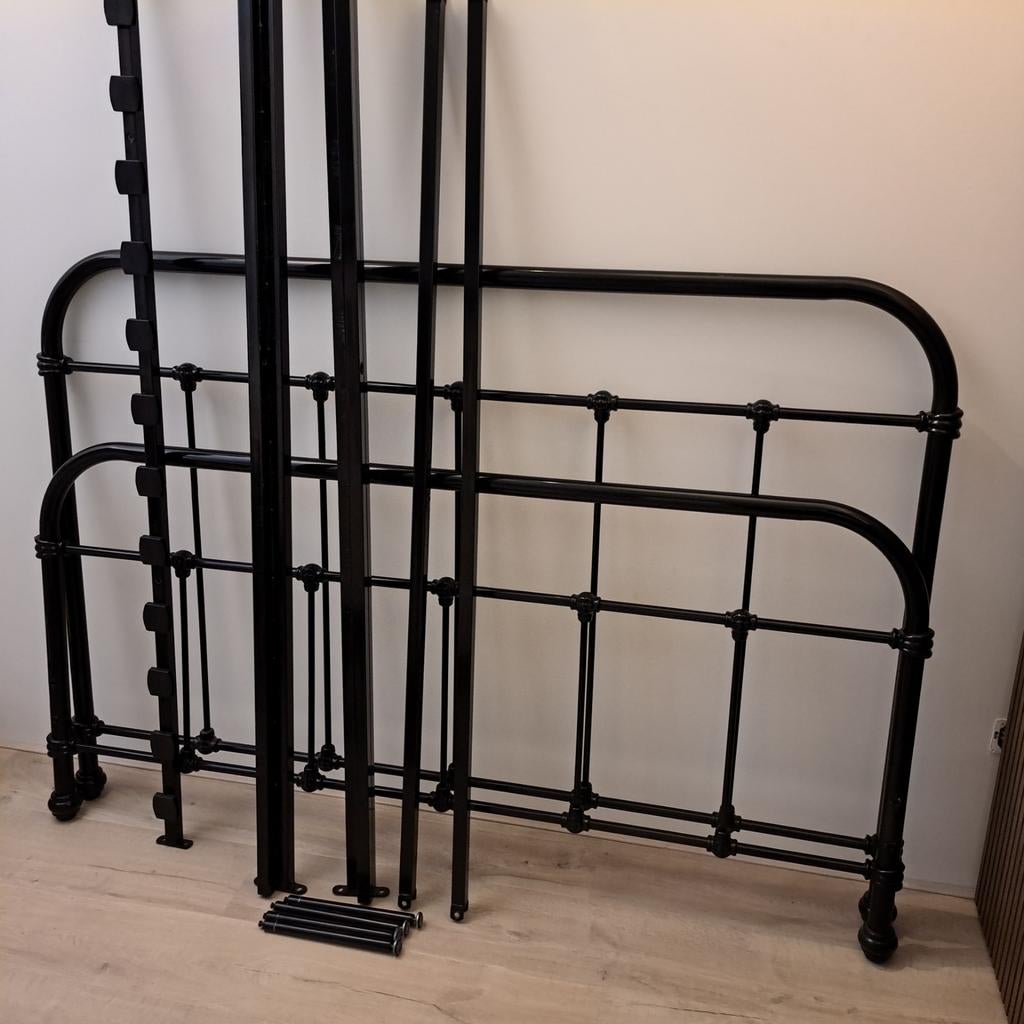Metaal bed ledikant 160 x 200 industrieel Stoer, Huis en Inrichting, Slaapkamer | Bedden, Ophalen, Zwart, Tweepersoons, Zo goed als nieuw