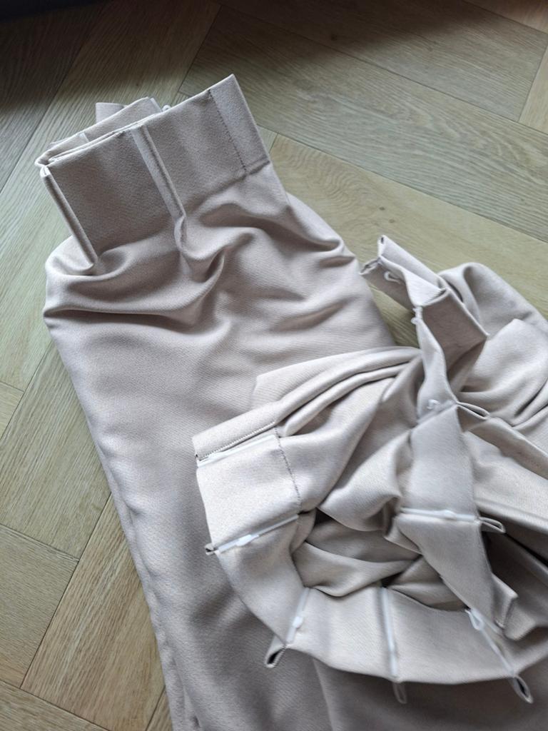 Gordijnen NIEUW 350 breed/245 hoog Vadain Beige, Huis en Inrichting, Stoffering | Gordijnen en Lamellen, 200 cm of meer, Beige