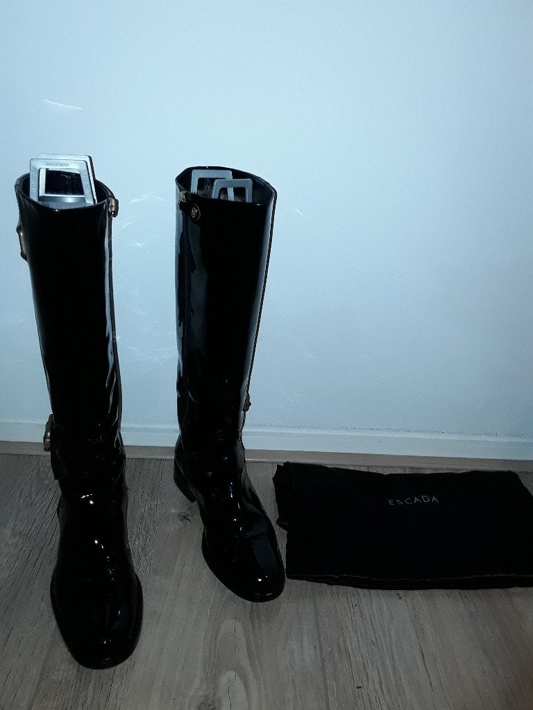 Escada Zwarte Lange Laklaarzen Met Rits Maat 39, Kleding | Dames, Schoenen, Hoge laarzen, Zwart, Escada, Ophalen of Verzenden