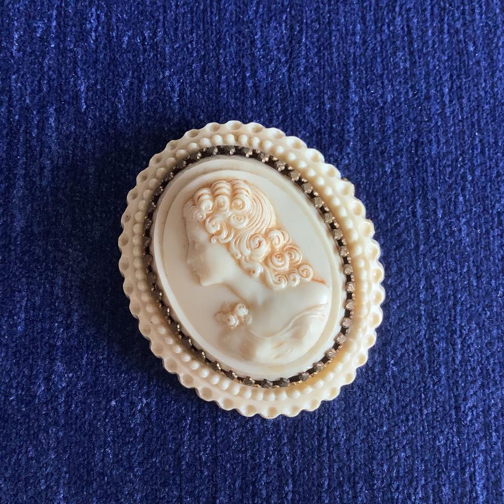 celluloid broche elegante dame Paris, Overige materialen, 4 tot 7 cm, Overige kleuren, Ophalen of Verzenden