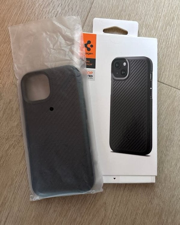Spigen iPhone 15 Hoesje - in nieuwstaat, Kunststof, IPhone 15, Zwart, Hoesje of Tasje