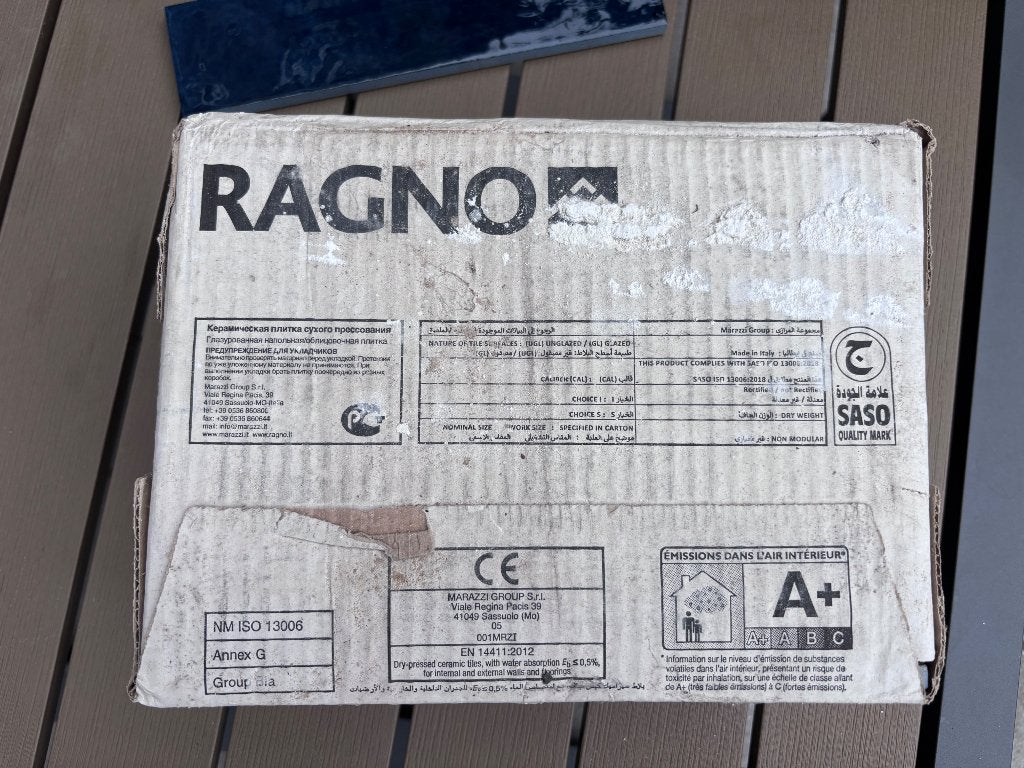 Foto 4 van 215 donkerblauwe ragno keramische visgraattegels ca 3m2