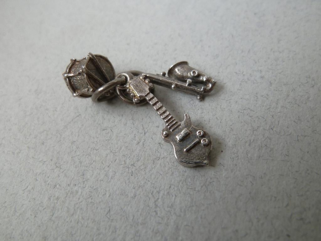 Bijzondere oude bedel zilver 3 muziekinstrumenten sax drum, Verzenden, Zilver, Hanger