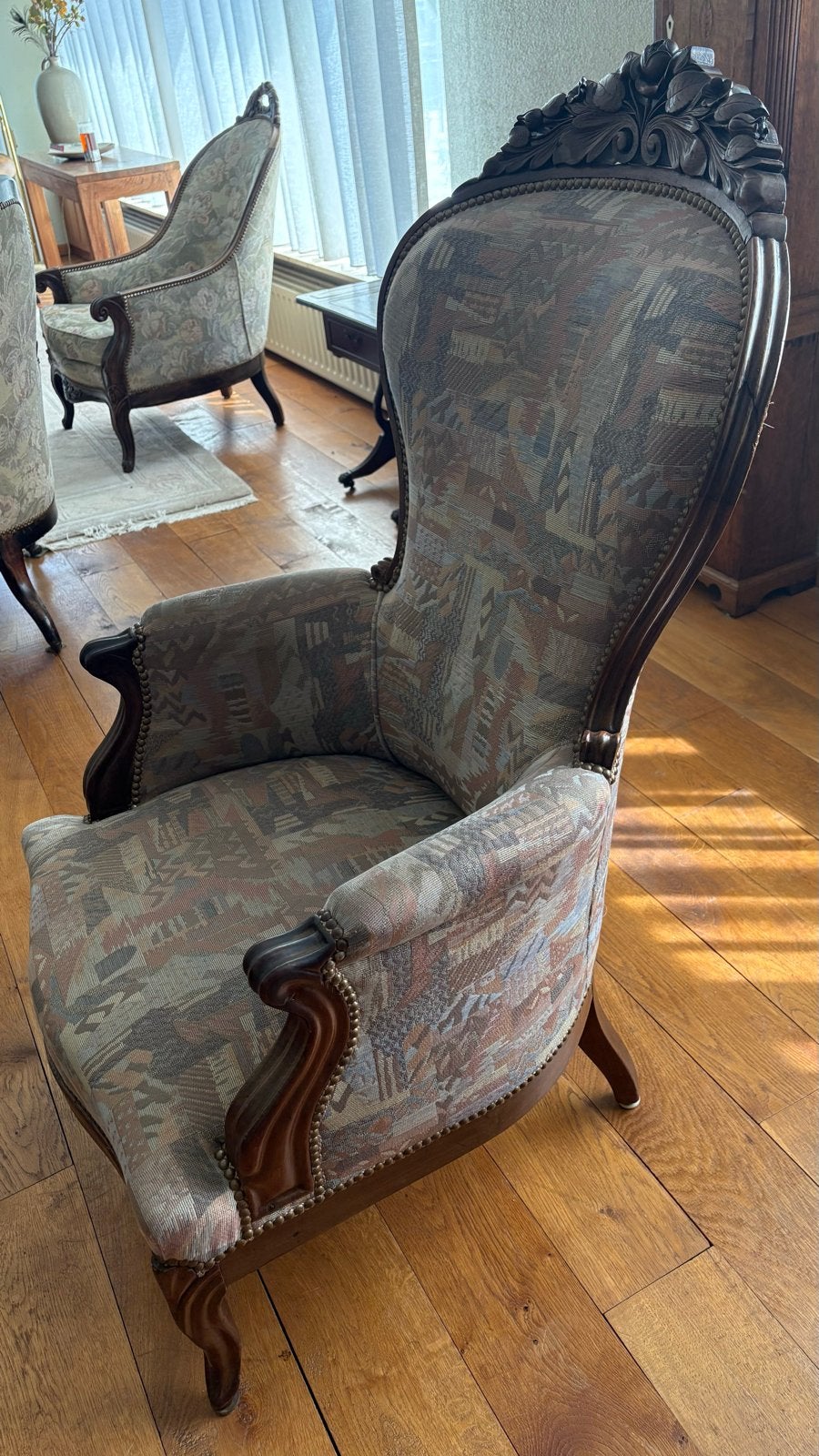 Antieke fauteuil met rijk bewerkt houtsnijwerk, Ophalen