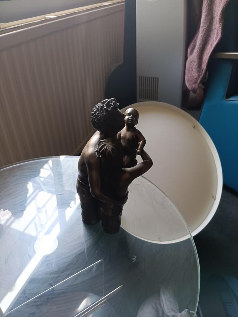 Bronzen beeld: Familie met kind en baby, Groep mensen, Ophalen of Verzenden, 20 - 50 cm, Beeld