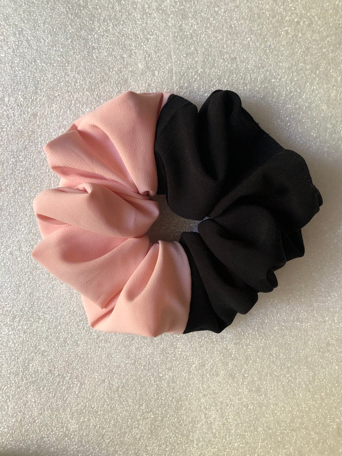 Haar Accessoires - Scrunchie - 2 kleurige - 1.50 per stuk, Ophalen of Verzenden, Zo goed als nieuw