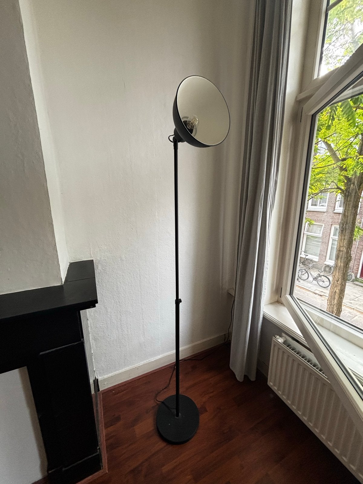 zwarte vloerlamp met verstelbare kap, Ophalen, Gebruikt, E27 (groot), Metaal