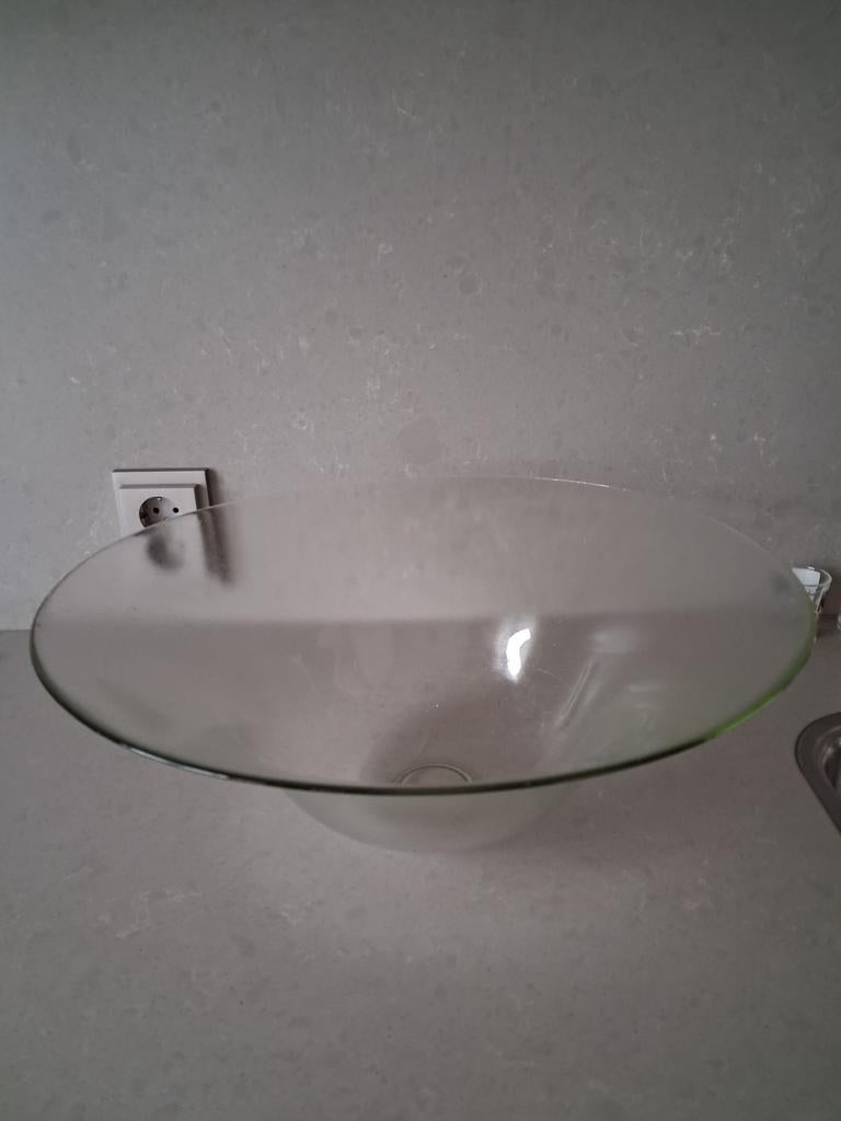 Een grote glazen schaal., Overige kleuren, Ophalen of Verzenden, Minder dan 50 cm, Glas