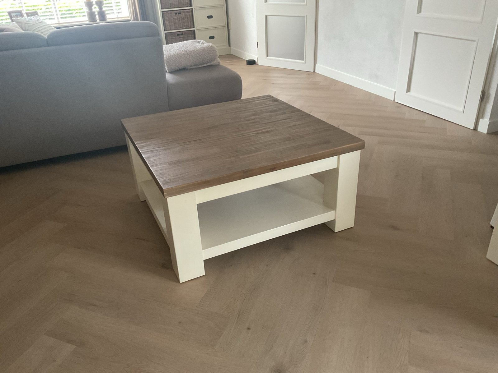 Salontafel met houten blad en witte poten, Huis en Inrichting, Tafels | Salontafels, Ophalen, Gebruikt, Vierkant, 50 tot 100 cm