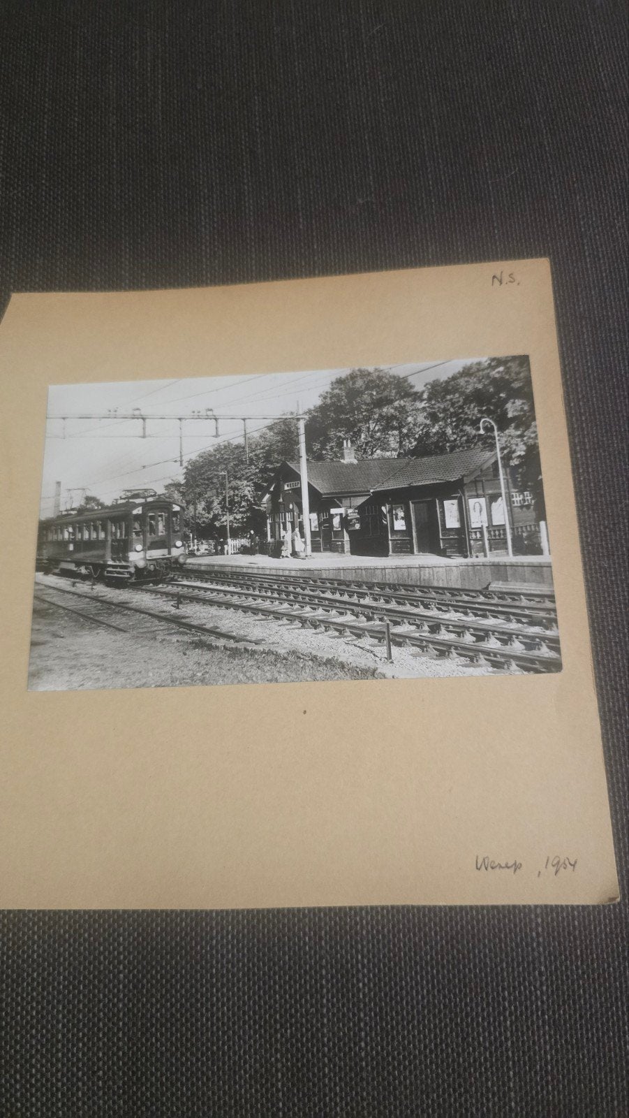 . foto van tram en station Weesp, 1954, Ophalen of Verzenden, Tram, Kaart of Prent