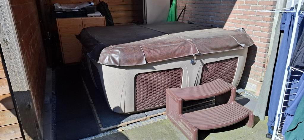 Gebruikte Jacuzzi/Spa met Afdekzeil en Trap, Ophalen of Verzenden, Gebruikt, Trap, Vast