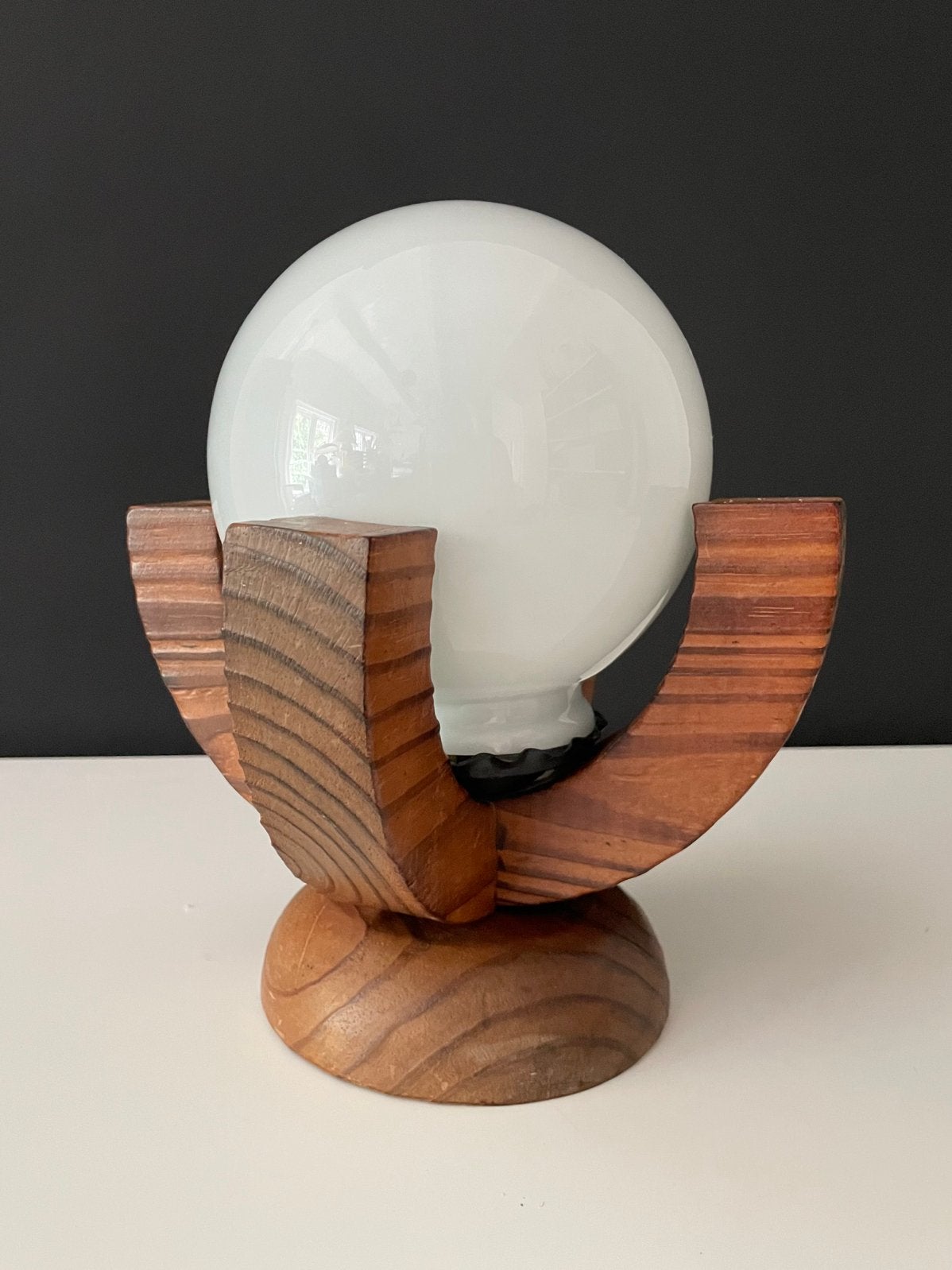 Brutalist vintage tafellamp, glazen bol, houten lampvoet’70s, Gebruikt, -, -, Glas