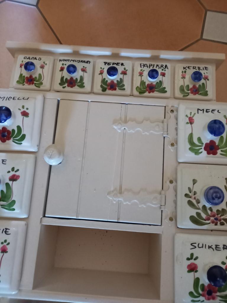 Kruiden kastje boeren bond laadjes, Ophalen
