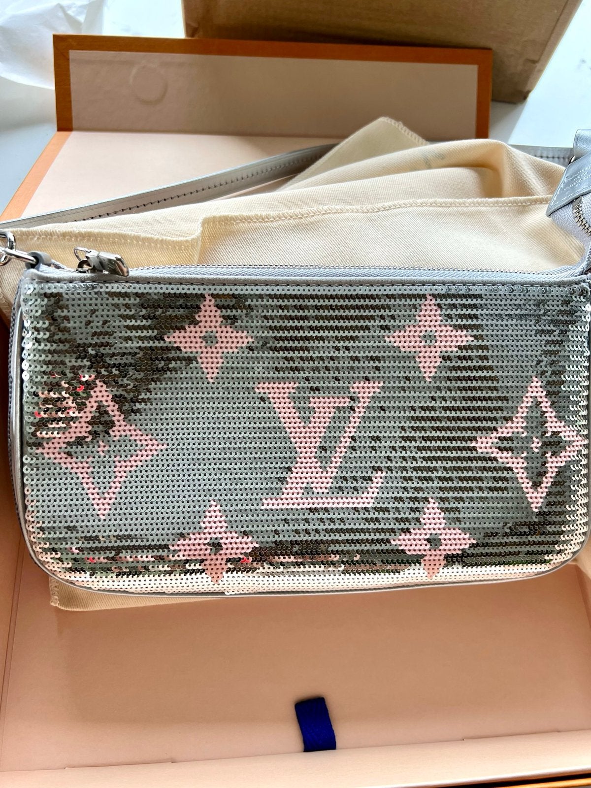 LOUIS VUITTON New Limited Edition Pochette Silver Sequins, Ophalen of Verzenden, Nieuw, Grijs, Schoudertasje