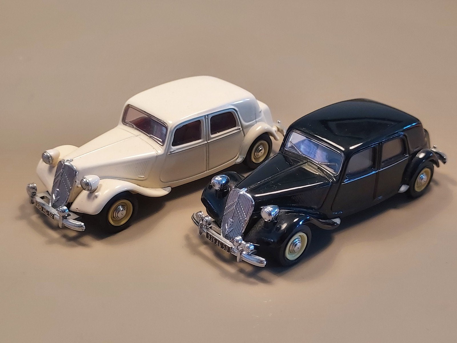 Citroën Traction Avant 15cv  2 stuks  Dinky Matchbox 1:43, Ophalen of Verzenden, Gebruikt, Auto