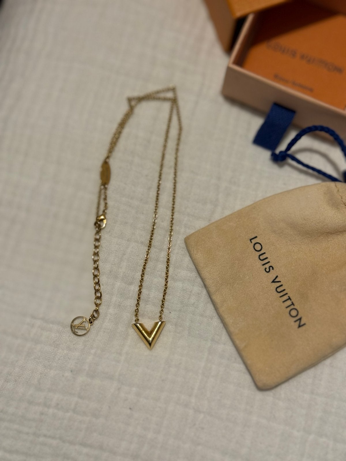 Louis Vuitton V Ketting Goudkleurig, Sieraden, Tassen en Uiterlijk, Kettingen, Ophalen, Gebruikt, Goud, Overige materialen