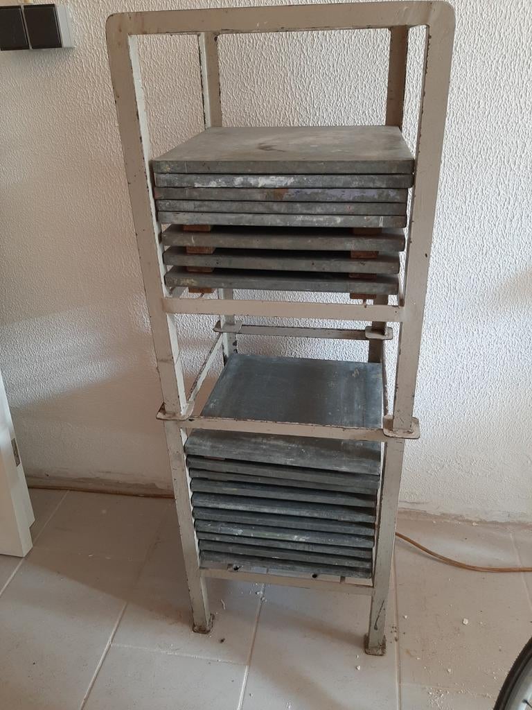 2x Metalen rek met 18 platen voor kleiwerk/keramiek, Hobby en Vrije tijd, Pottenbakken, Ophalen