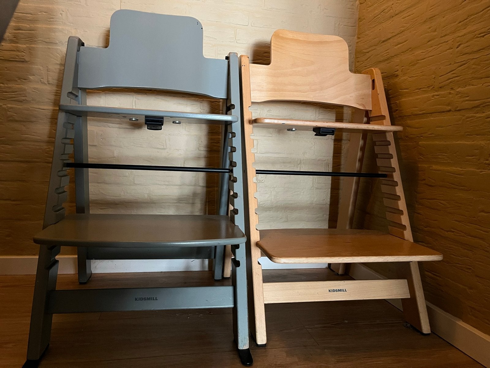 Twee Kidsmill meegroeistoelen, grijsblauw en naturel hout, Ophalen, Gebruikt, Meegroeistoel, Aanschuifbaar