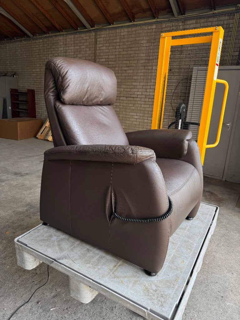 Zeer nette elektrische relaxfauteuil van bruin leer, Ophalen, Zo goed als nieuw, 50 tot 75 cm, Leer