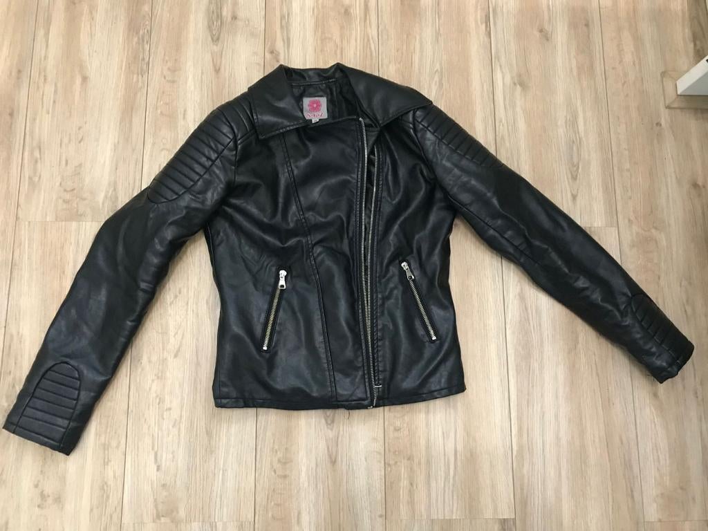 Zwart jasje van nepleer maat 164 SGZ, Kinderen en Baby's, Kinderkleding | Maat 164, Meisje, SGZ, Ophalen of Verzenden, Zo goed als nieuw