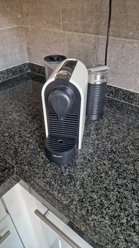Nespresso machine, Ophalen, Gebruikt, Koffiemachine, Koffiepads en cups