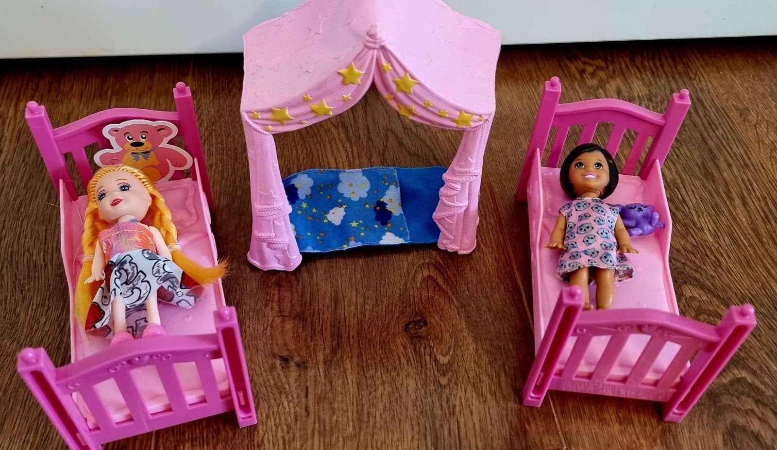 Barbie stapelbedden en hemelbed met poppen, Kinderen en Baby's, Ophalen, Barbie
