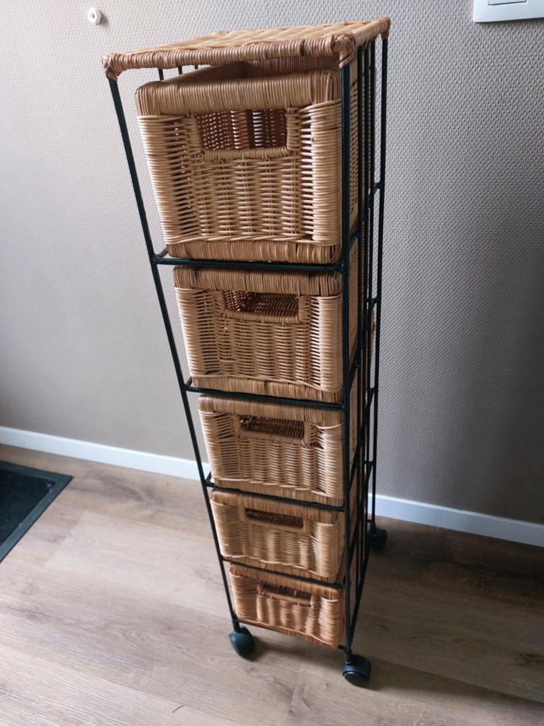 Zwart metaal rek met 5 rieten mandjes en wieltjes, Ophalen, Minder dan 50 cm, Overige materialen, Zo goed als nieuw