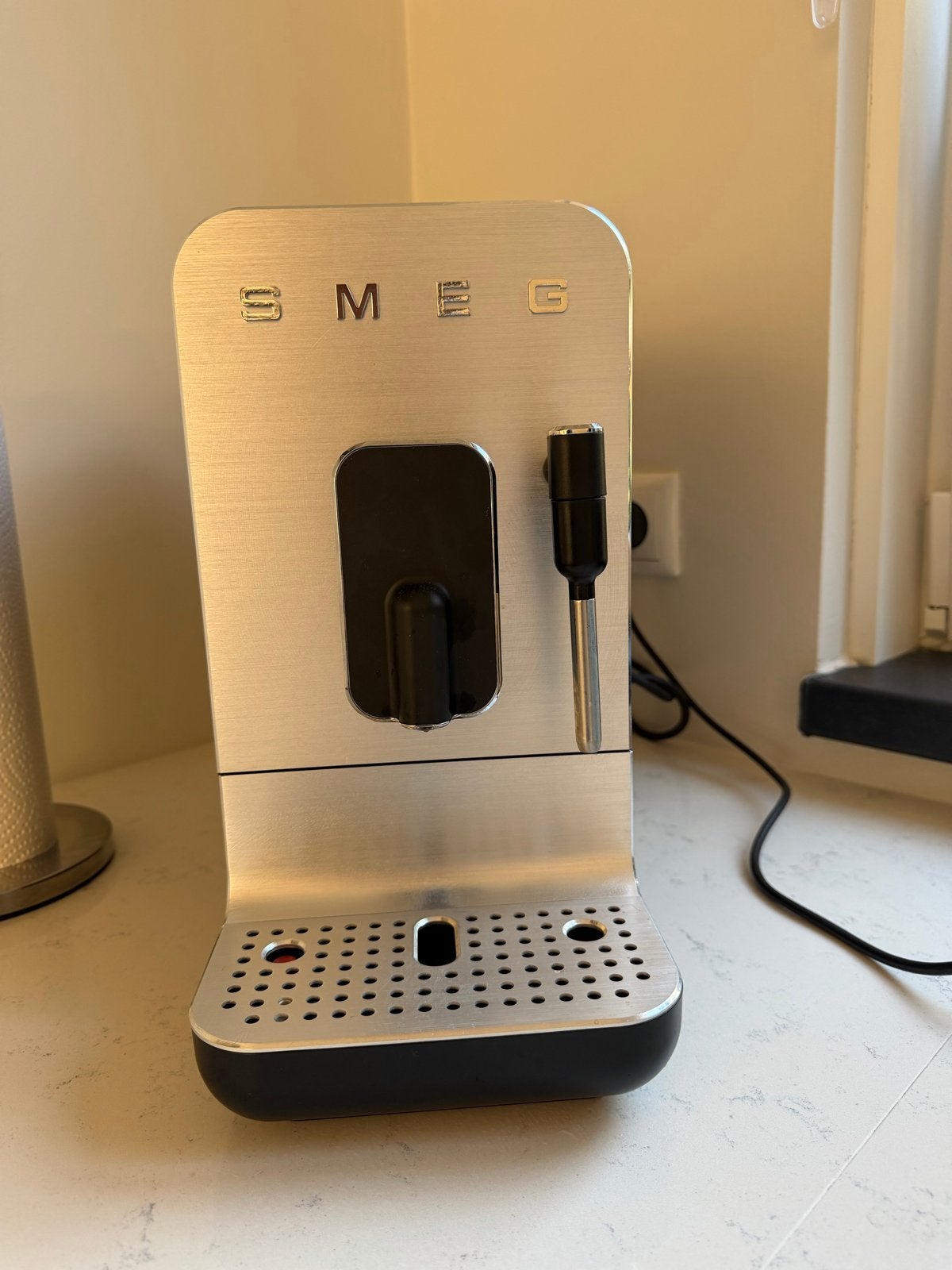 Smeg Volautomatische Espressomachine - Zilver/Zwart, Witgoed en Apparatuur, Ophalen, Afneembaar waterreservoir, Espresso apparaat