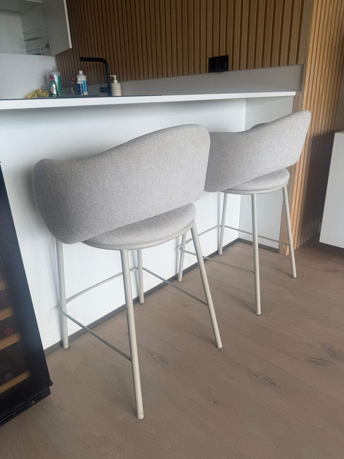 2 Maina beige barkrukken - zo goed als nieuw, Ophalen, 60 tot 90 cm, Zo goed als nieuw, Hout