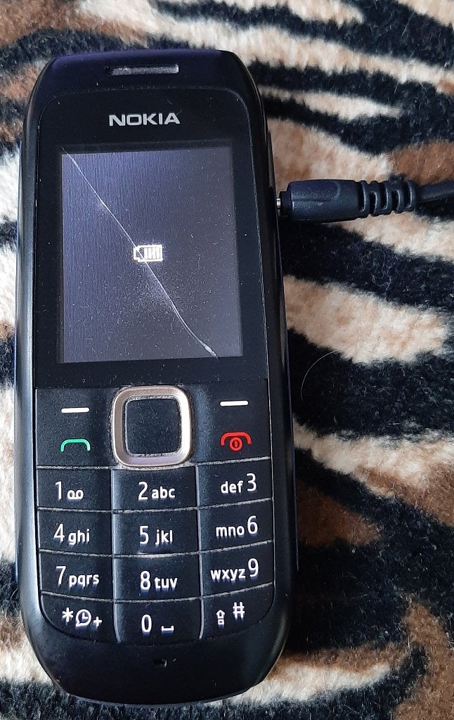 Nokia 1616-2 RH-125 met oplader, Telecommunicatie, Mobiele telefoons | Nokia, Ophalen, Gebruikt, Geen camera, Zwart
