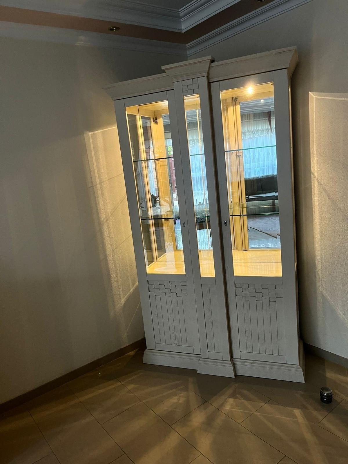 Kast met verlichting en veel opbergruimte, Huis en Inrichting, Kasten | Vitrinekasten, Ophalen, 100 tot 150 cm, 200 cm of meer