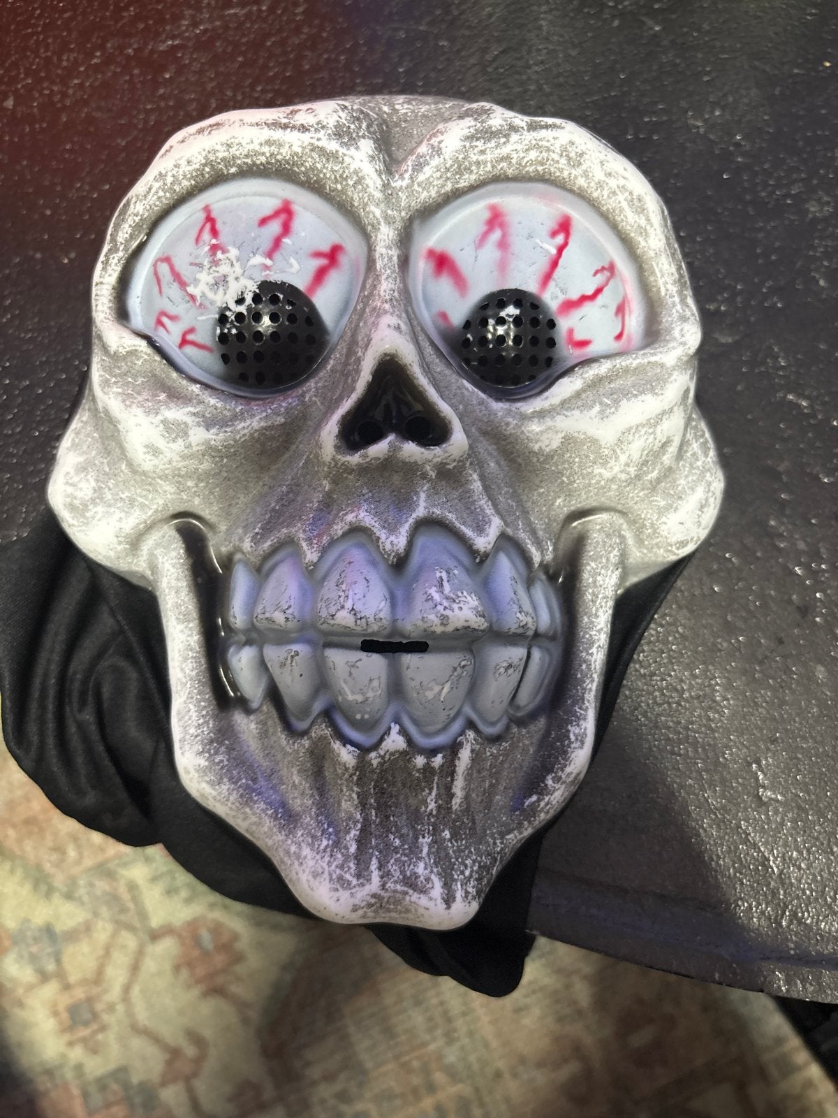 Griezelig Doodshoofd Masker met Bloeddoorlopen Ogen, Ophalen, Gebruikt, Feestartikel, Halloween of Griezel