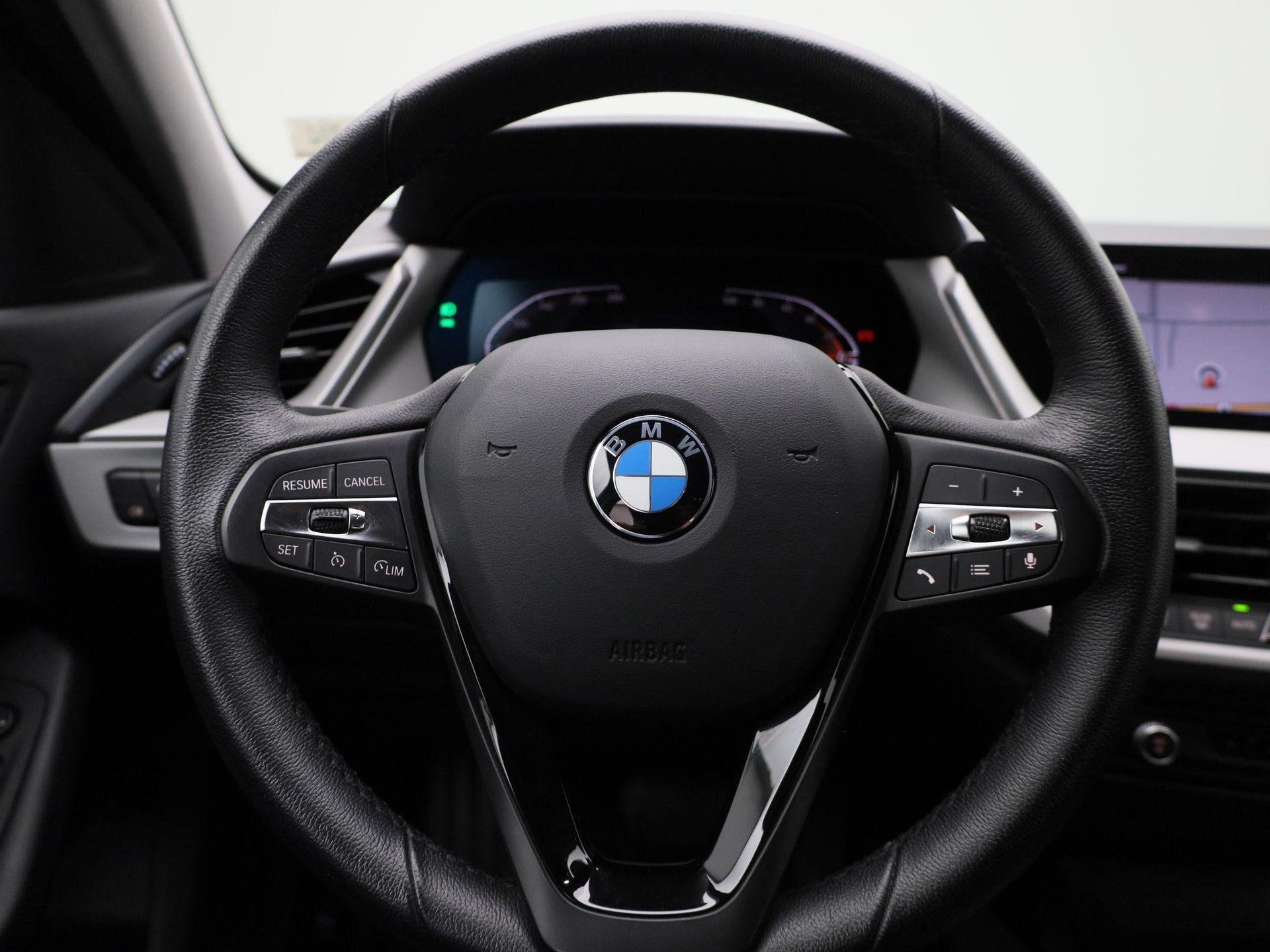 BMW 1-serie 118i Business Edition | Automaat | Apple Carplay, Gebruikt, Zwart, Bedrijf, 3 cilinders