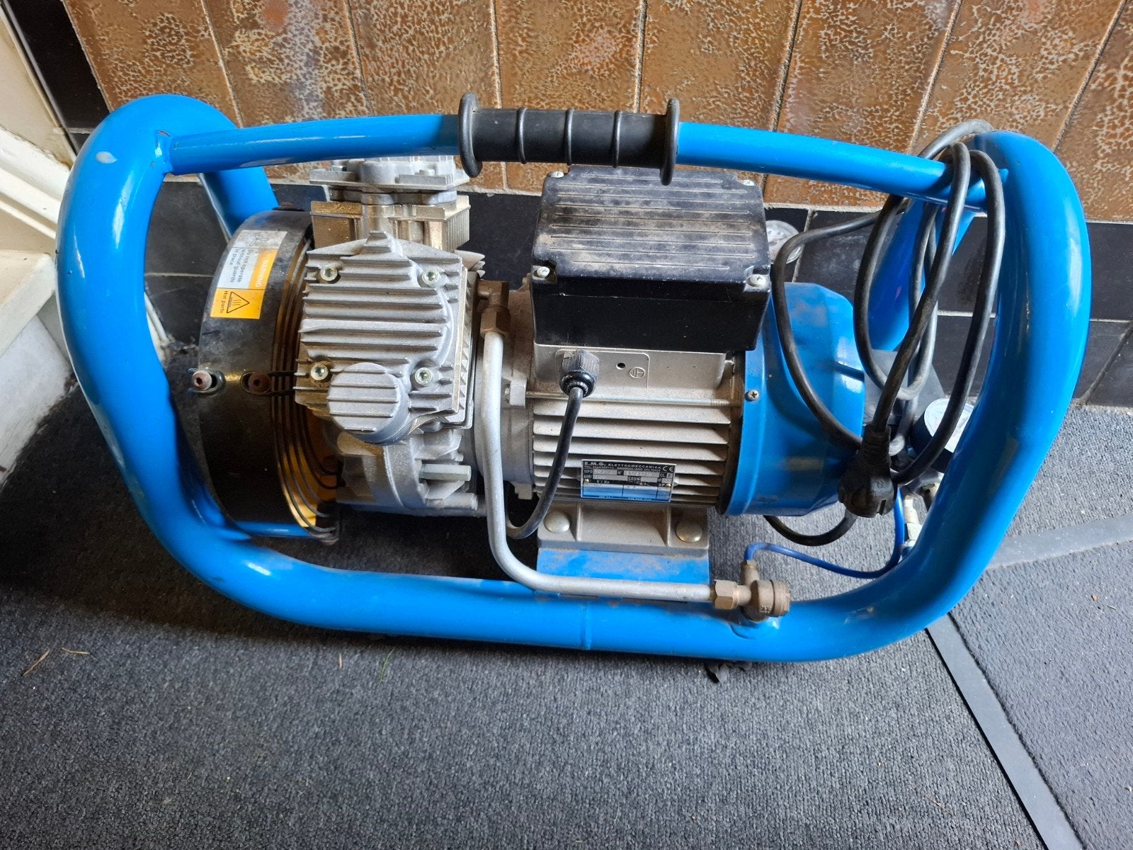 Goed werkende FG Super Fox 3T compressor (1400rpm), Doe-het-zelf en Verbouw, Compressors, Ophalen, Gebruikt, 10 bar of meer, 200 tot 400 liter/min