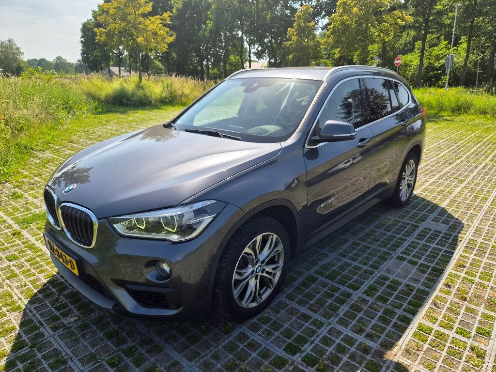 BMW X1 sDrive20i 192pk | 135.000 km | HUD | Navi Plus, 1998 cc, 730 kg, 1800 kg, Zwart