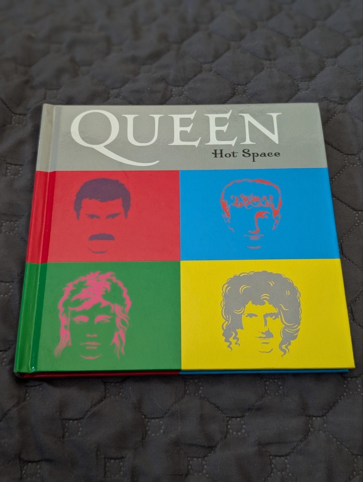 Queen - Hot Space CD + Boek, Rock, Verzenden, Zo goed als nieuw, Inclusief boekje