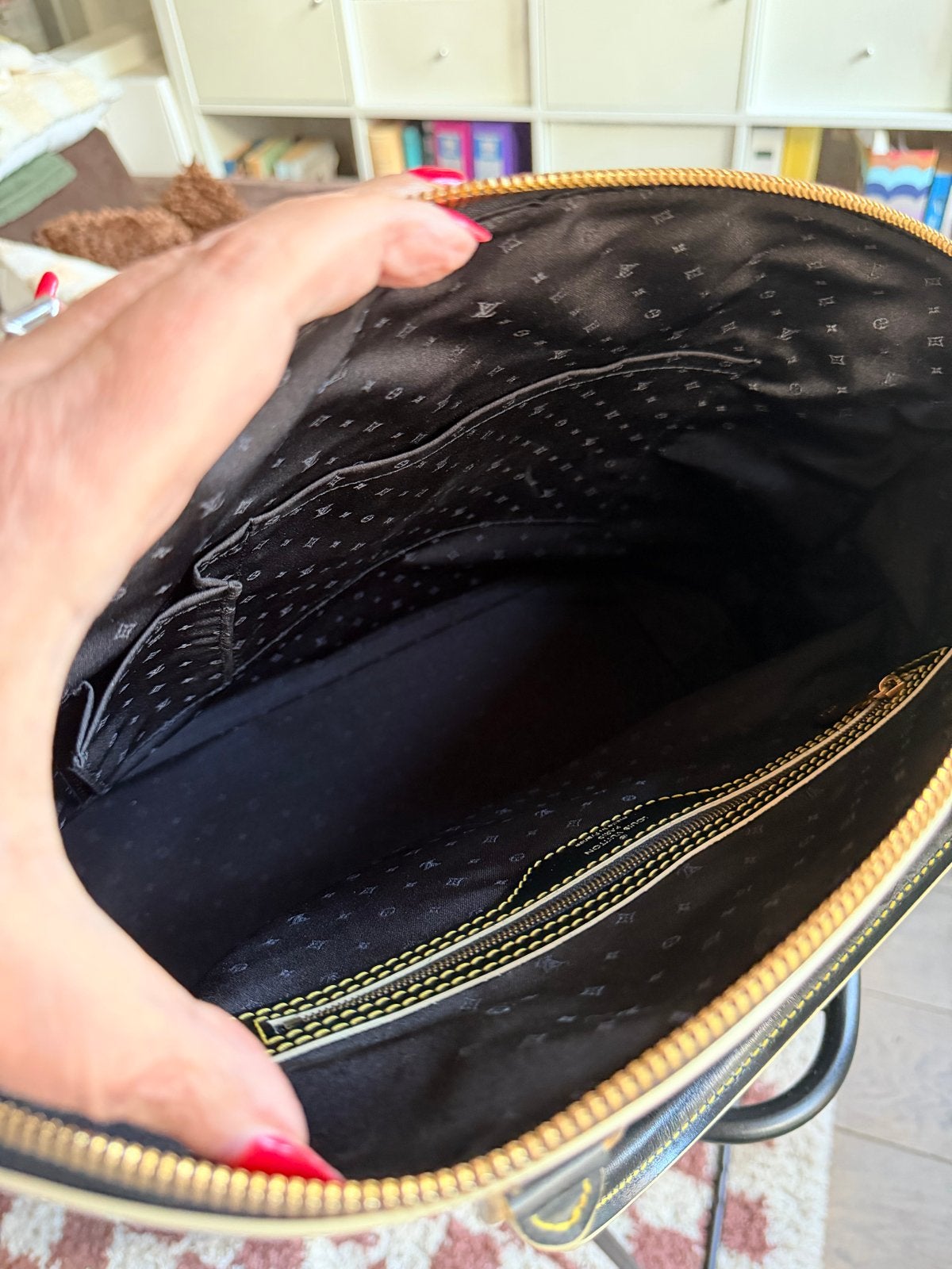 Foto 20 van Louis Vuitton Suhali Lockit Handtas Zwart