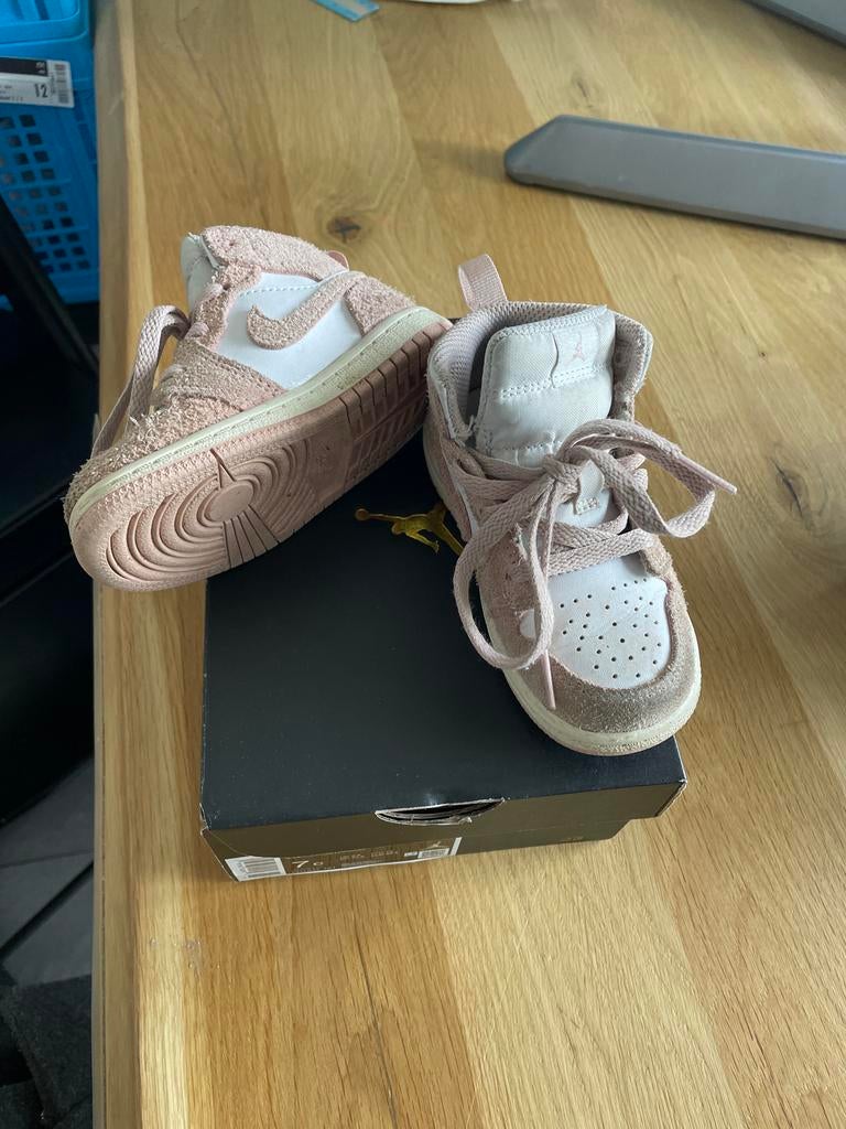 Jordan 1 Mid SE (TD) Roze/Wit - Maat 23,5, Ophalen of Verzenden, Zo goed als nieuw, Meisje, Schoenen