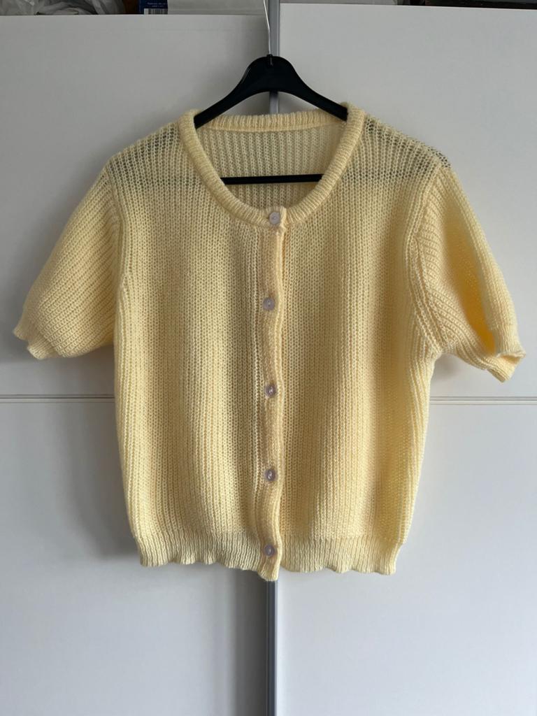 Geel gebreid vestje met korte mouwen - Shein, Kleding | Dames, Truien en Vesten, Ophalen of Verzenden, Nieuw, Maat 42/44 (L), Geel